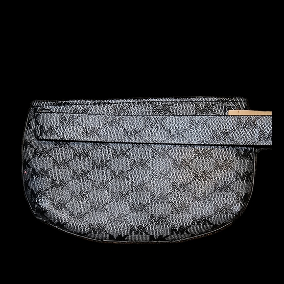 Michael Kors Belt Bag. - Picture 2 of 5